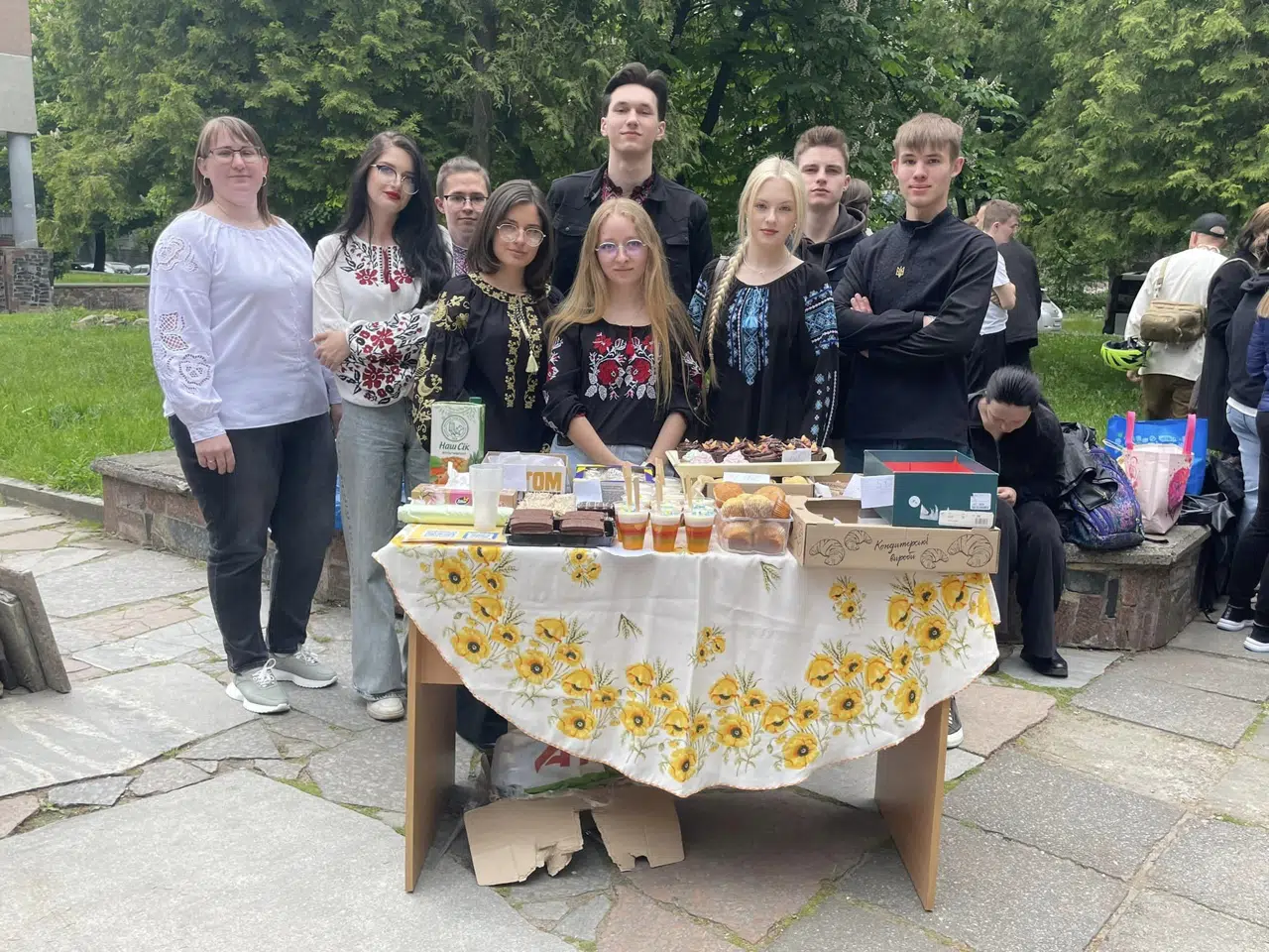 Благодійний ярмарок на день вишиванки