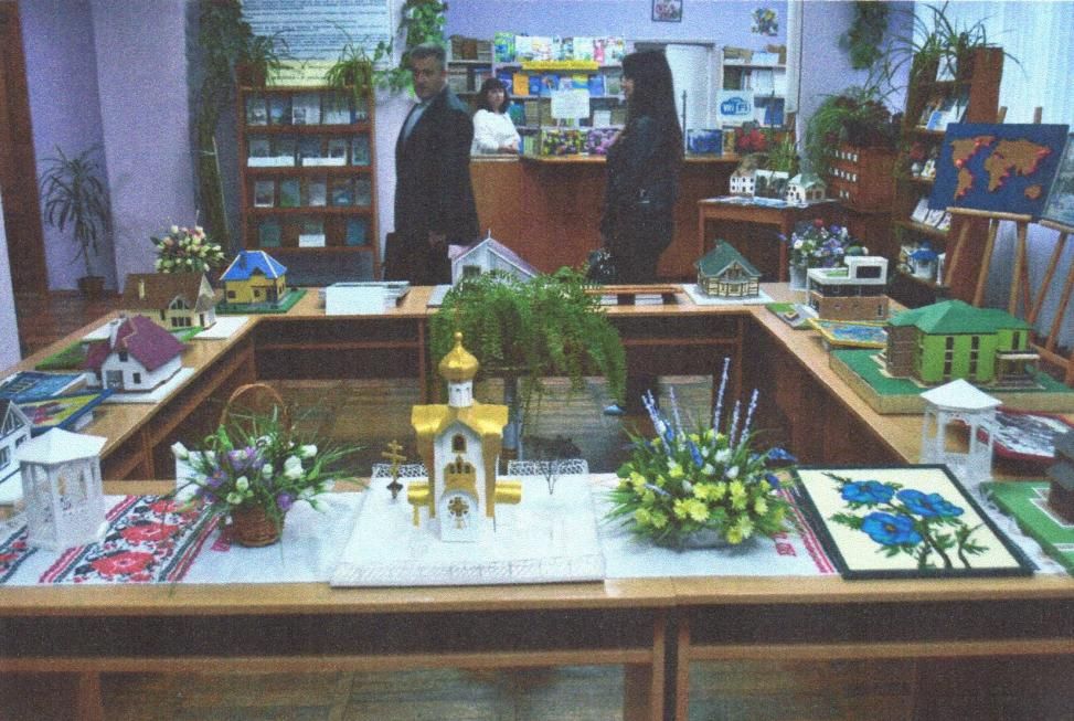 Архівне фото бібліотеки коледжу: Книжкові виставки