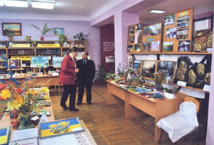 Архівне фото бібліотеки коледжу: Книжкові виставки
