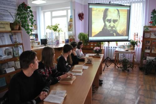 Архівне фото бібліотеки коледжу: Книги, читальна зала й цифровий пошук