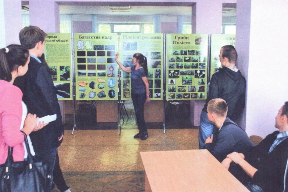 Архівне фото бібліотеки коледжу: Зустрічі, лекції та відкриття