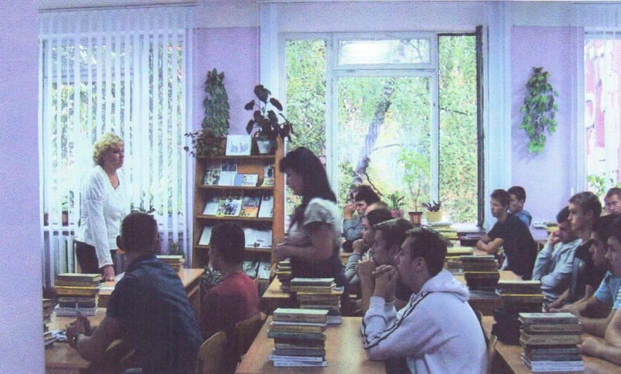 Архівне фото бібліотеки коледжу: Зустрічі, лекції та відкриття