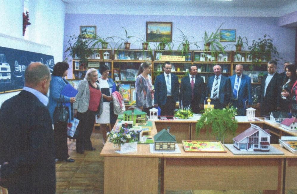 Архівне фото бібліотеки коледжу: Книжкові виставки